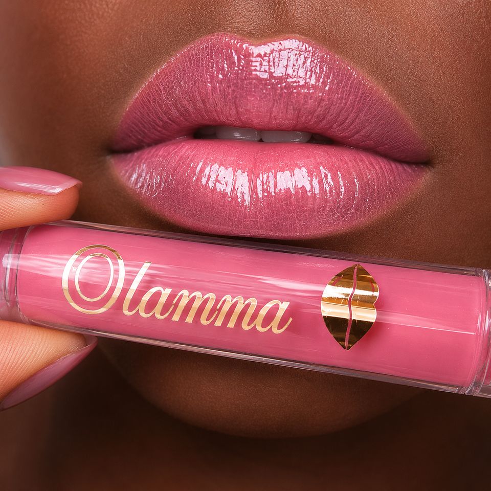 Soft pink glossy lips with the Ama tube